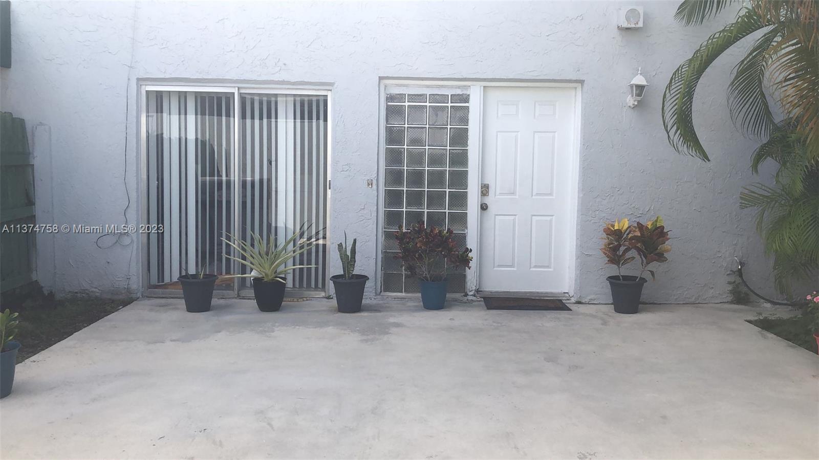 Room for rent on the second floor of a family home includes electricity, water, and Wi-Fi. The bathroom is shared with another person, you have access to the kitchen, living room, and laundry room. The neighborhood is very safe, close to all the shops on 88st. It has a parking space.