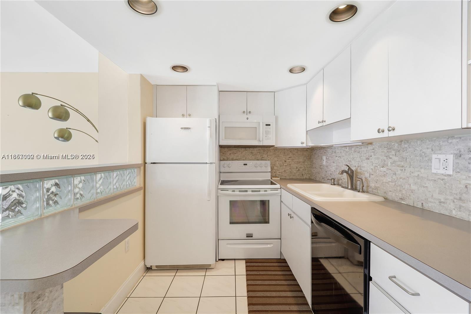 MAINSAIL CONDOMINIUM - Residential Lease