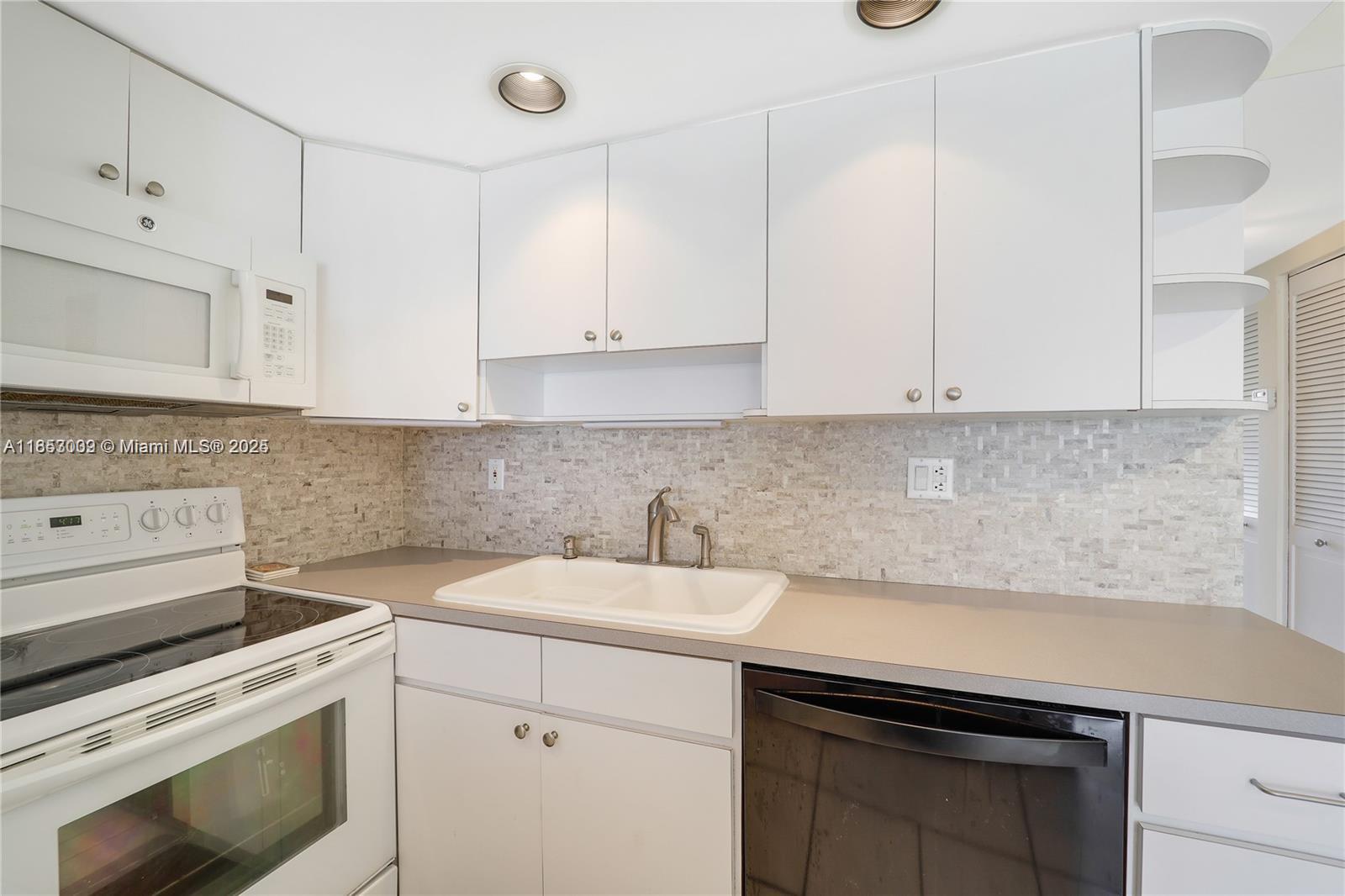 MAINSAIL CONDOMINIUM - Residential Lease