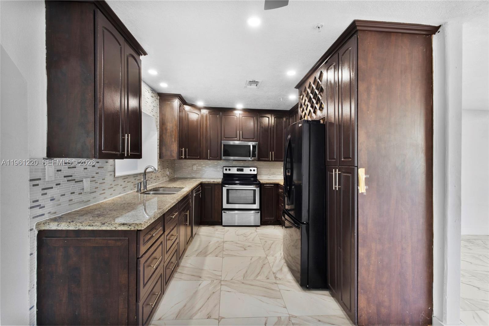 BROADVIEW COUNTRY CLUB - Residential