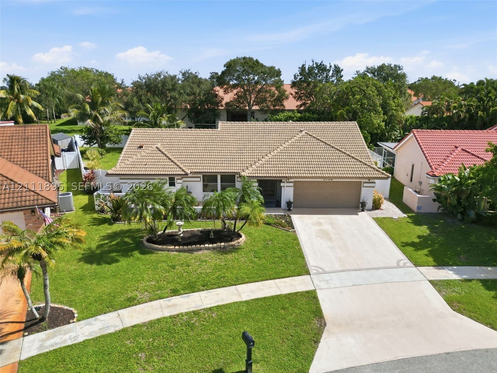 Photo of 5792 Sun Pointe Cir, Boynton Beach, FL 33437 (MLS # A12111895)