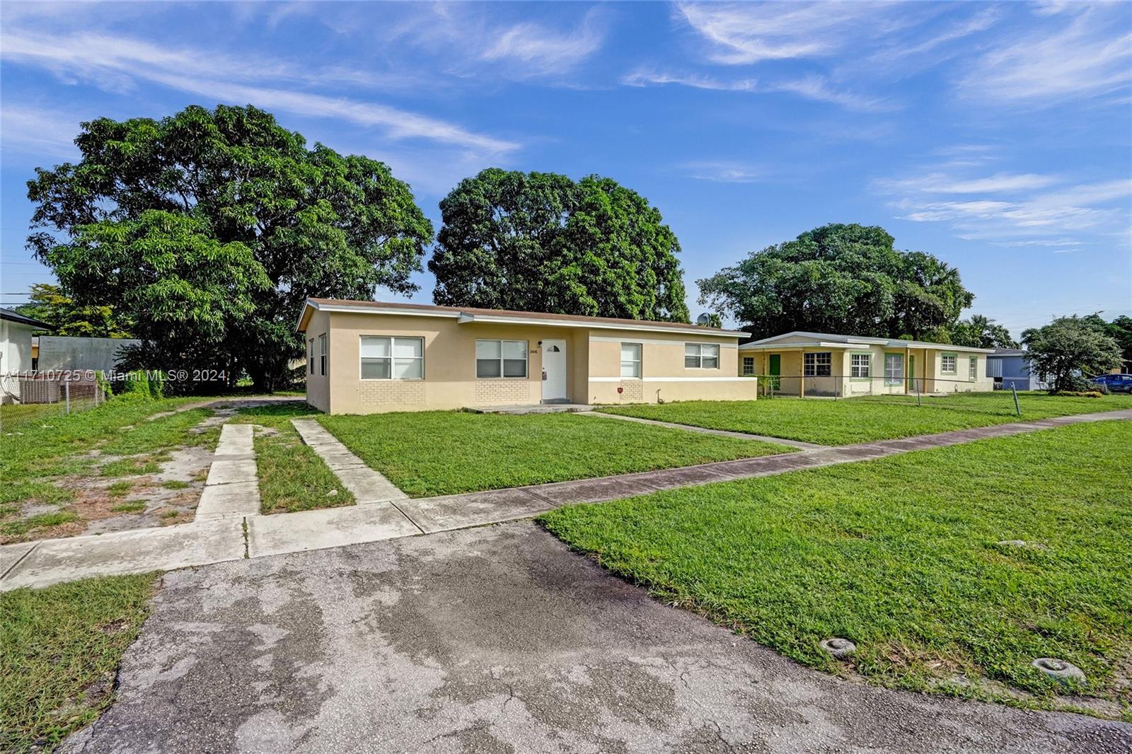 Spacious 3 bed / 2 bathroom with a large backyard on a quiet street. Perfect for large family.