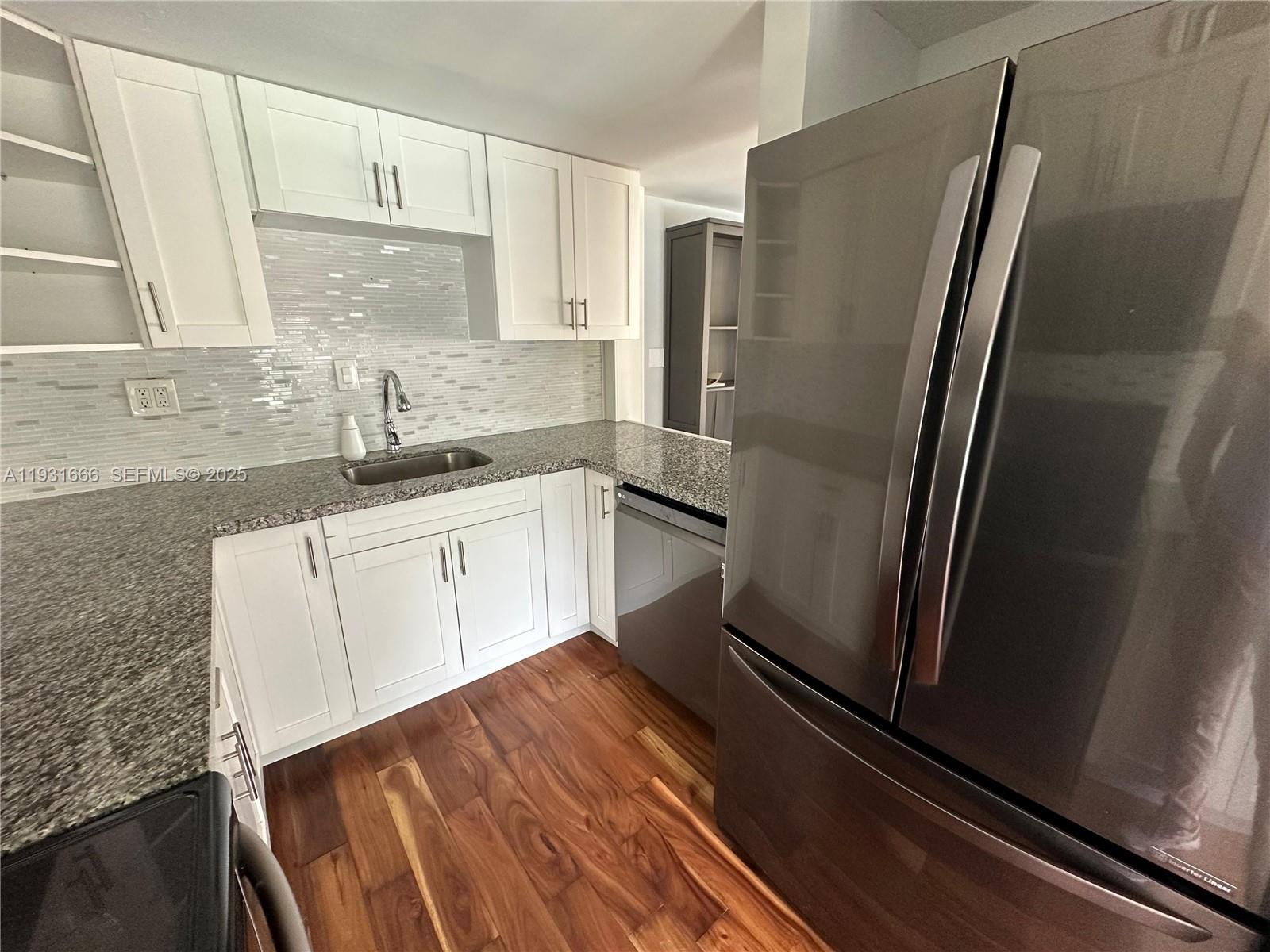 ISLE OF VENICE APTS INC - Residential Lease