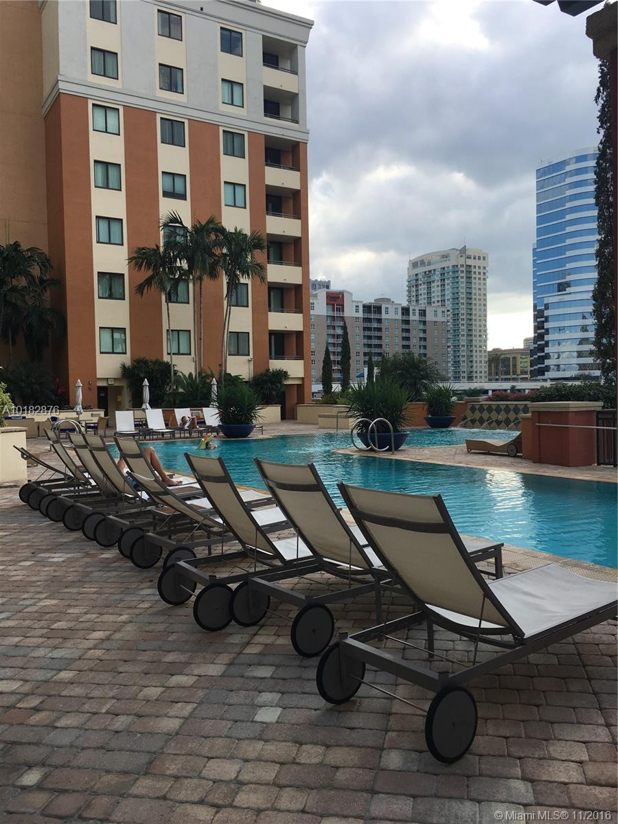 Live in downtown fort laud, walking distance to Las-olas bars and restaurants and minutes from the beach. Large 1 bed 1 bath unfurnished with balcony. Ready to move in December 15th, don't miss this great opportunity!