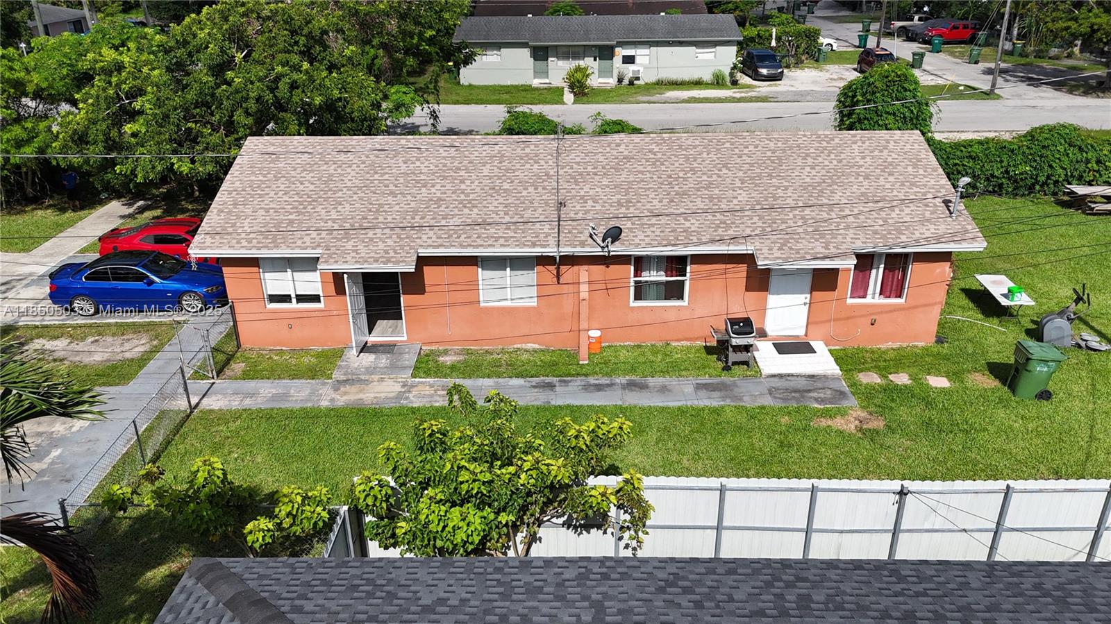 pacious 2-bedroom, 1-bathroom duplex for rent in Homestead! This beautifully updated unit features newly renovated flooring and kitchen, plus central air conditioning for year-round comfort. No HOA – enjoy a fast and easy approval process! The property offers a large backyard and plenty of parking. Conveniently located near schools, shopping, and major highways. Don’t miss out on this great rental opportunity!