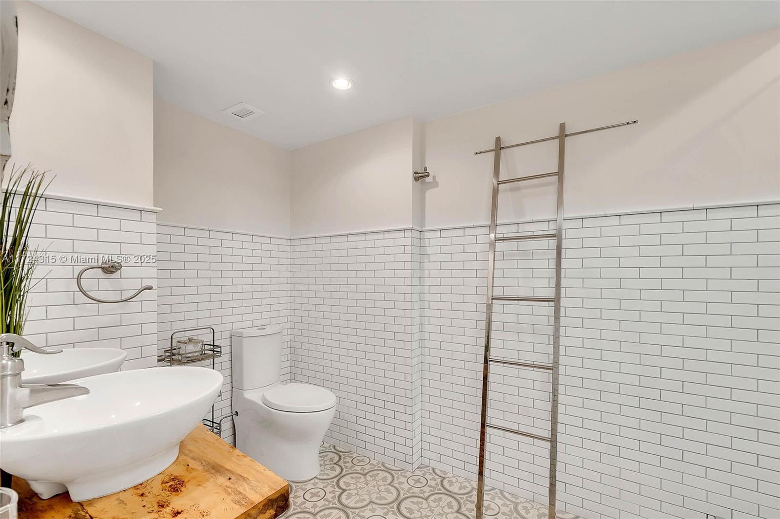 Roney Palace - Residential Lease