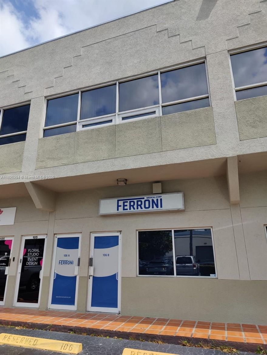 DORAL Store/Office mixed-use (flex). Located on the 1nd floor. One office with its own bathroom. Close to Miami International Airport. 600 sf approximately. Water, Electricity, and Air conditioning are included.Possibility of renting 1200 sqf (ground floor + first floor). For more information, call the listing agent.