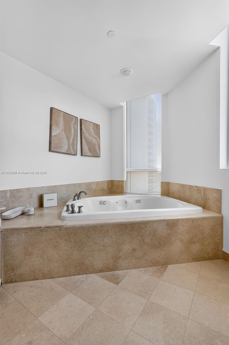 TOWERS OF PORTO VITA-NORT - Residential Lease