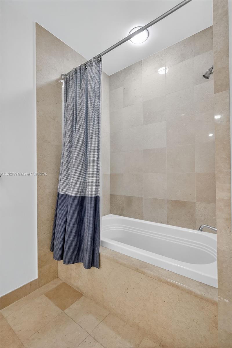 TOWERS OF PORTO VITA-NORT - Residential Lease