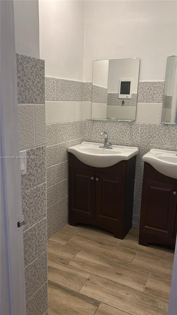 FIRST GULFSTREAM GARDEN - Residential Lease