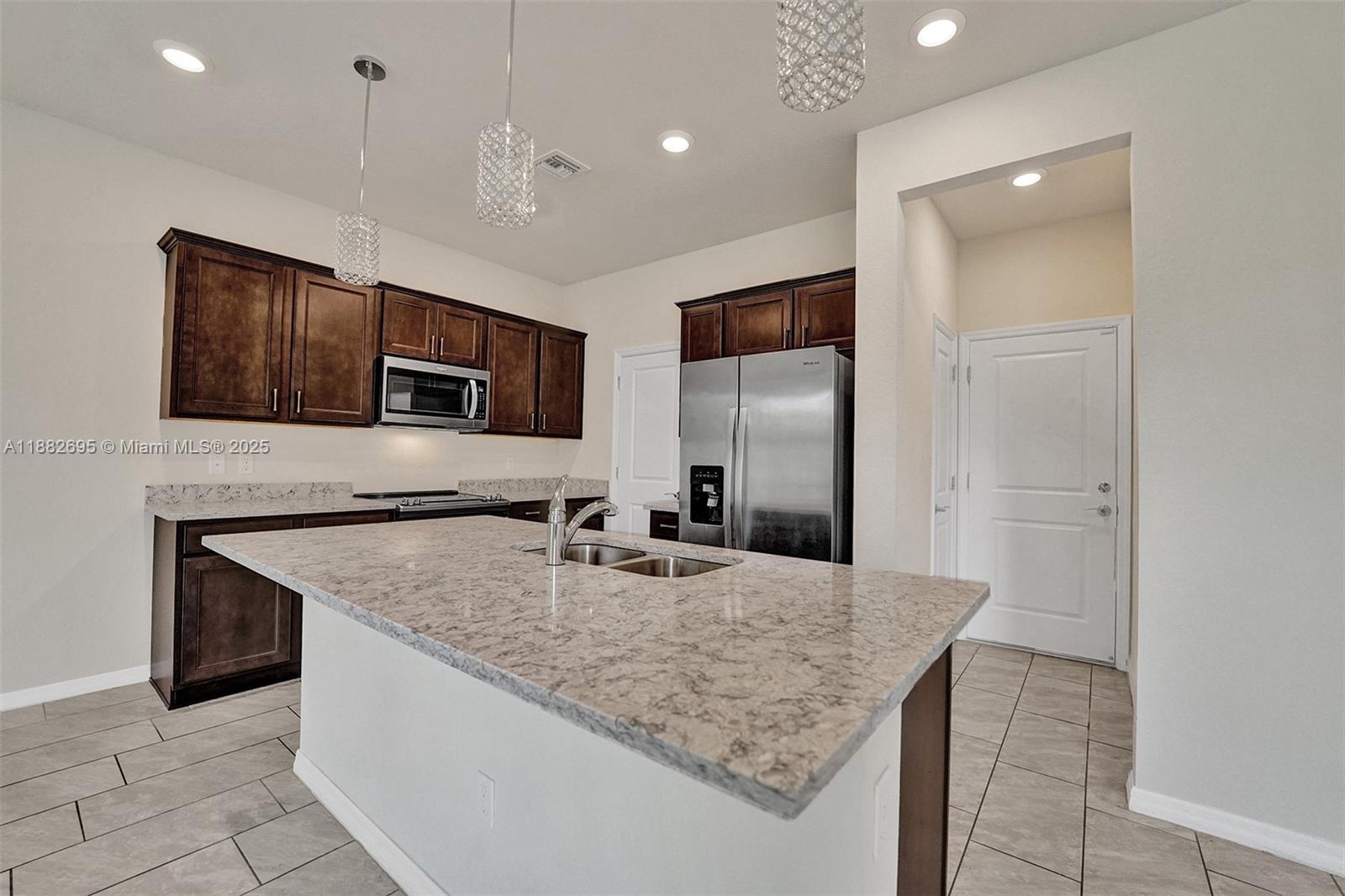 HILLCREST COUNTRY CLUB SO - Residential Lease