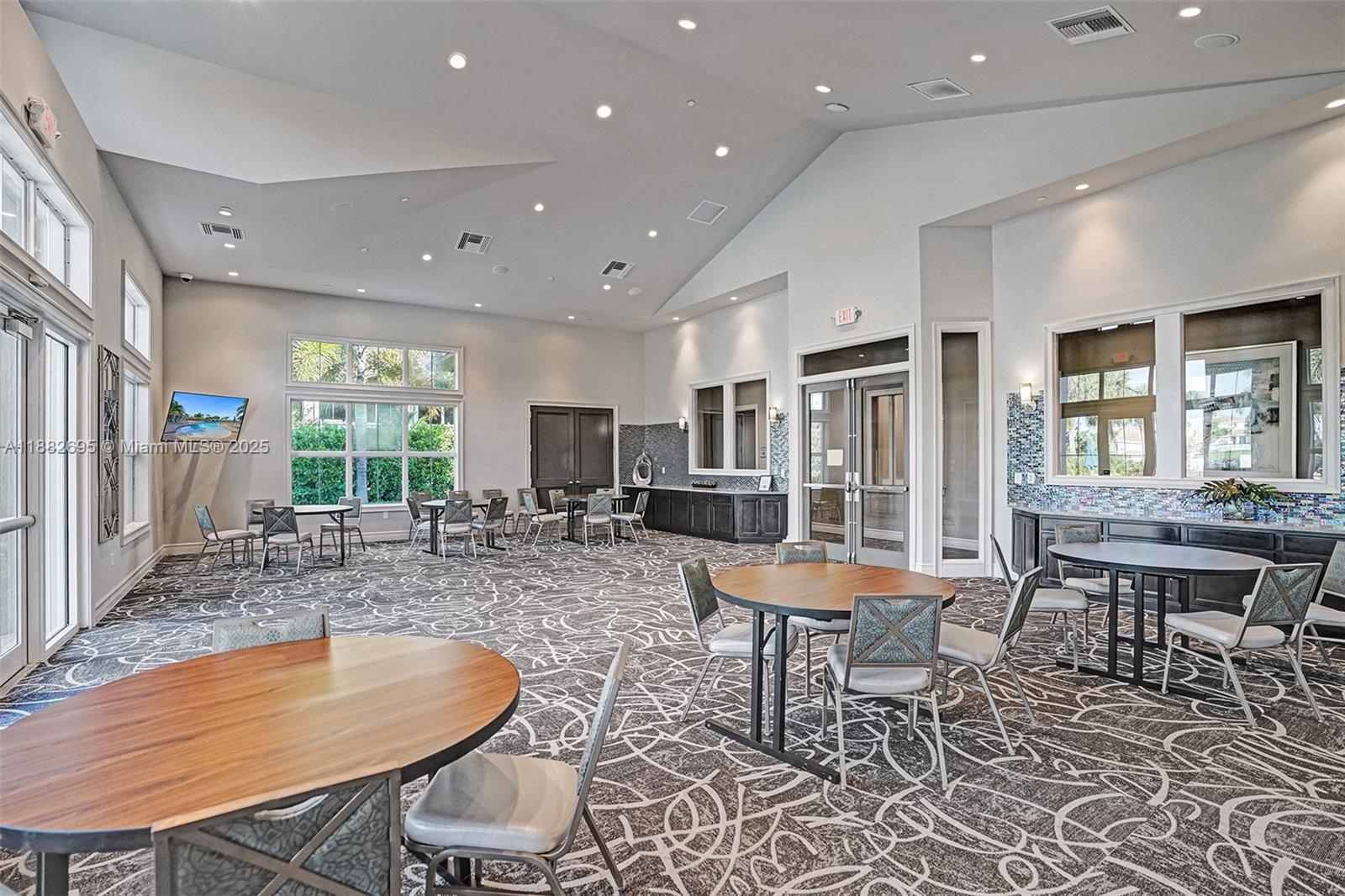 HILLCREST COUNTRY CLUB SO - Residential Lease