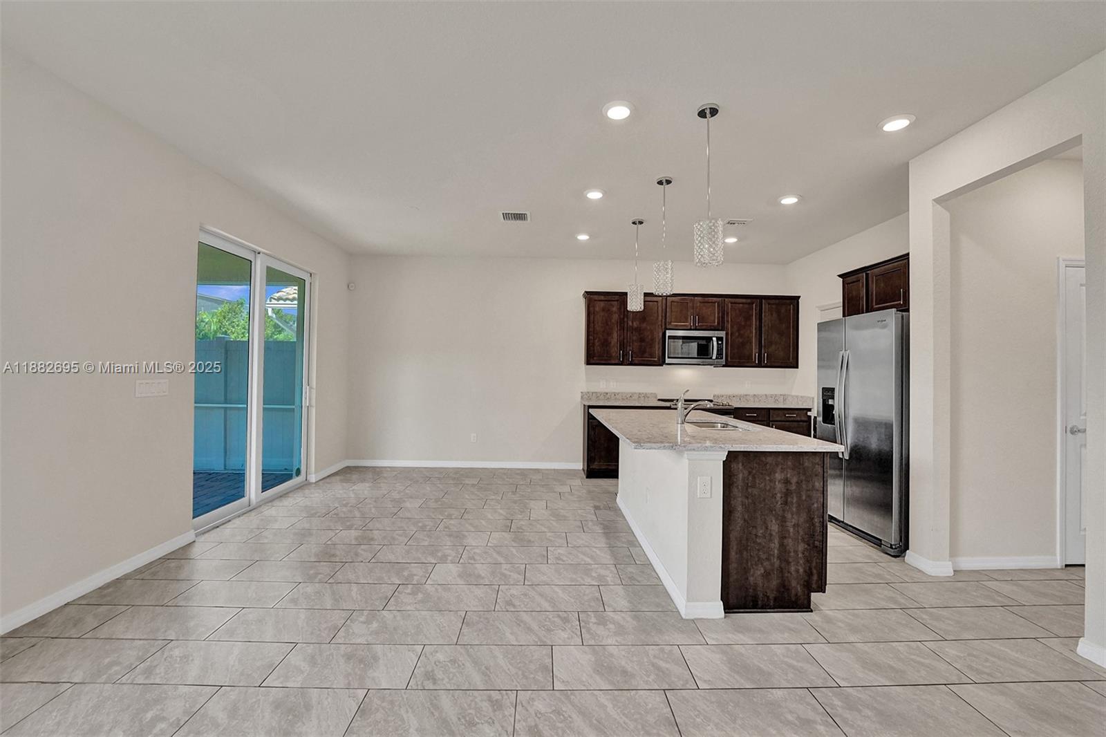 HILLCREST COUNTRY CLUB SO - Residential Lease