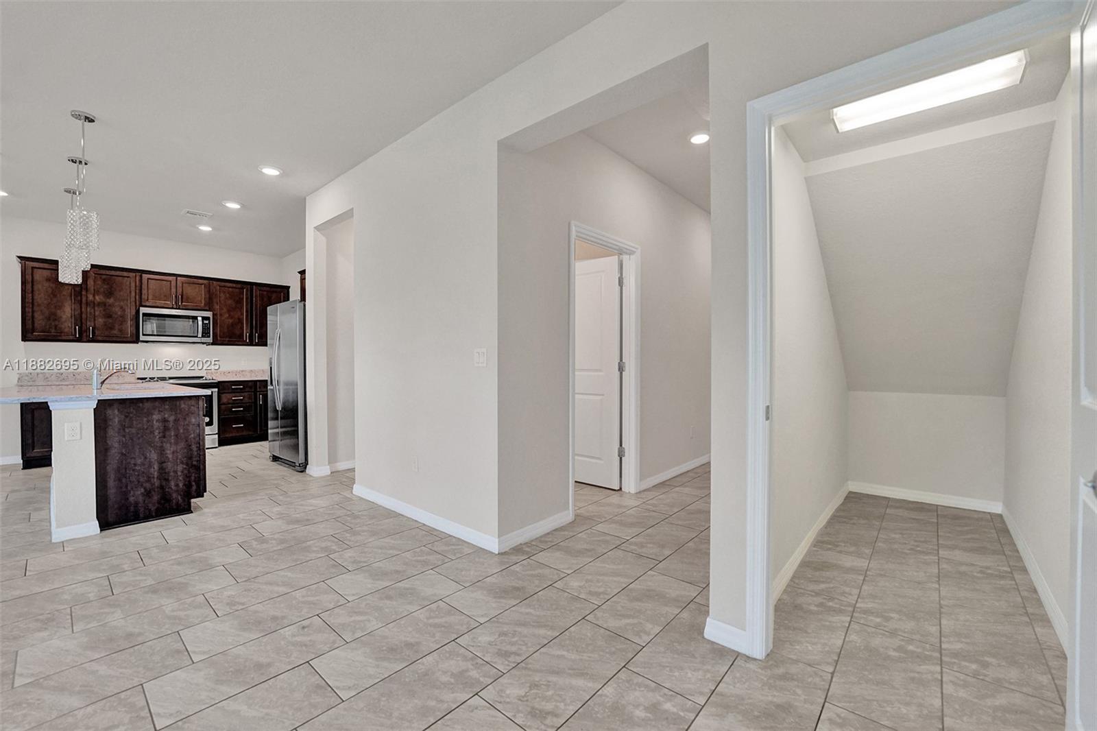 HILLCREST COUNTRY CLUB SO - Residential Lease