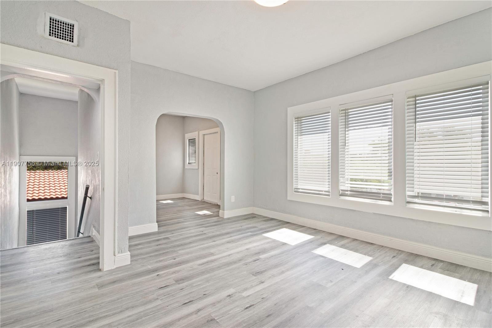 LAUDERDALE - Residential Lease