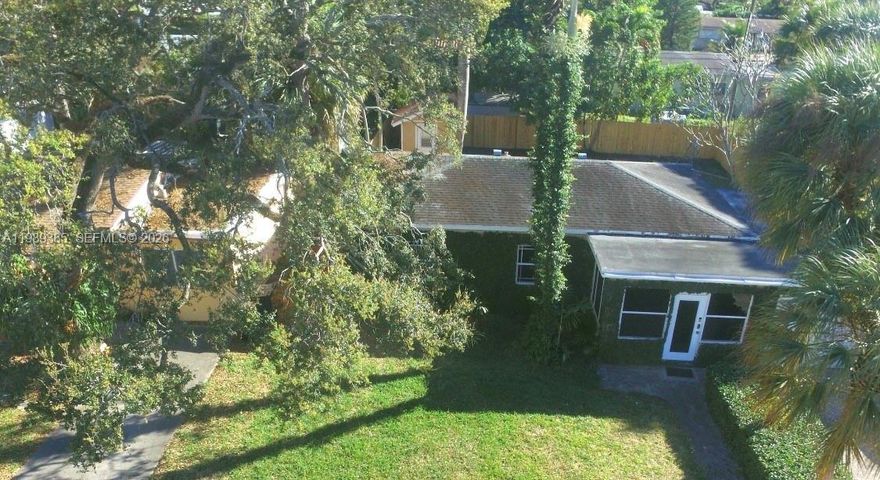 Cozy house 3 bathrooms and 1bathrooms.Renovated kitchen.Tile and wood floors.Enjoy the backyard space for pool ,storage shed .One car garage.Near to downtown and the beach. Quiet neighborhood.