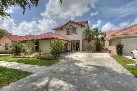 Photo of 9521 NW 18th Mnr, Plantation, FL 33322 (MLS # A12101526)