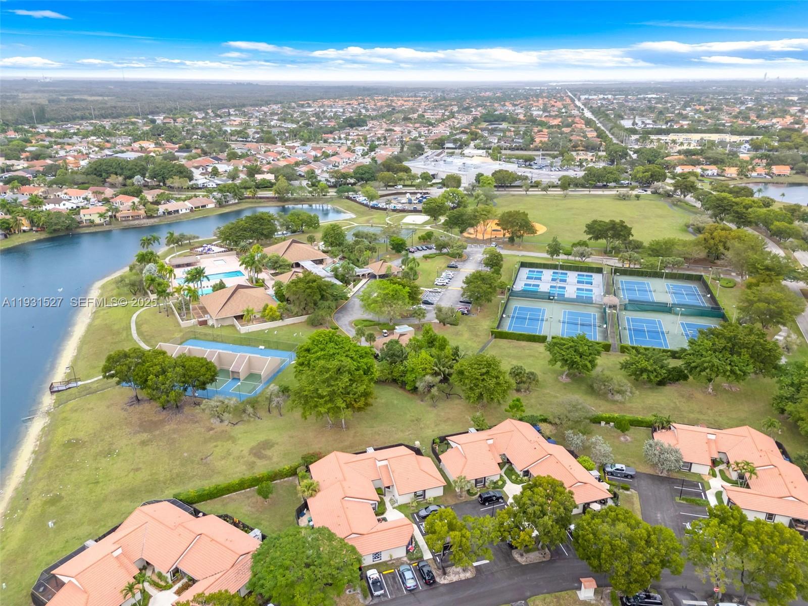 LAKES MEADOW VLG HMS CDO 4 - Residential