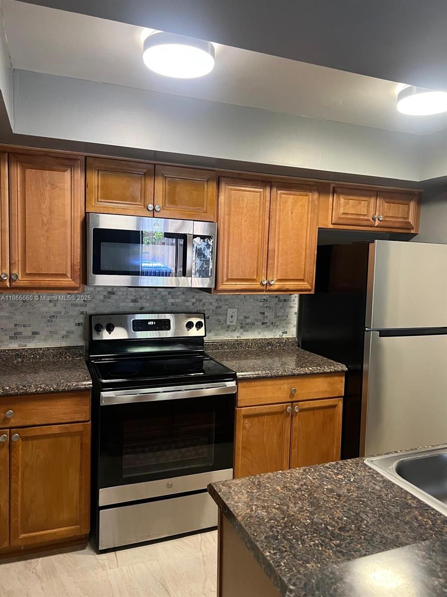Beautifully updated 3 bedroom, 2 bathroom villa featuring brand new tile flooring throughout and a modern kitchen. Conveniently located near shopping, dining, and major highways. Enjoy the ease of an in-unit washer and dryer. Quick approval process—move in and make this home yours today