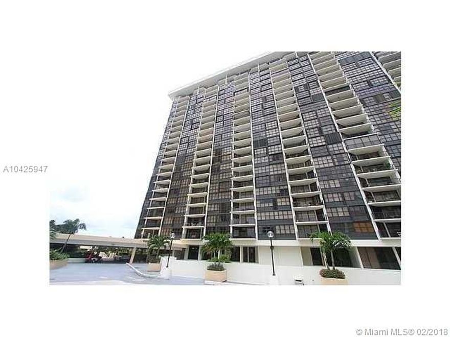 GORGEOUS COMPLETELY REMODELED 1 BEDROOM 1-1/2 BATH DIRECT OCEAN VIEW ON THE 19TH FLOOR, LARGE TERRACE, WHITE CERAMIC FLOORS THRU-OUT, BEAUTIFUL OPEN KITCHEN, GRANITE COUNTER TOP, STAINLESS STEEL APPLIANCES AMENITIS 24 HR. SECURITY, POOL, EXERCISE ROOM, TENNIS, RACQUET BALL COURTS, MARINA AVAILABLE IN THE COMPLEX, ALL IN THE HEART OF BRICKELL AVE. VACANT EASY TO SHOW