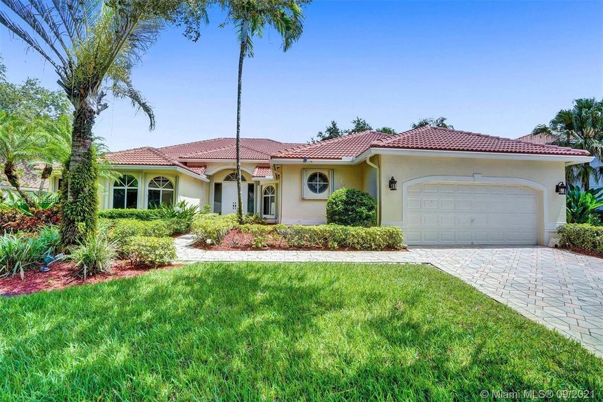 Spacious single-story custom home with golf views from screened patio and pool. New roof 2016. Enjoy 5 spacious bedrooms plus a den and 4.5 baths.  New flooring in all bedrooms. Fresh neutral paint job throughout. Electric blinds in the living room and family room. Windows are tinted for energy efficiency. Water heater 2020
A/C 2017. Pool Diamond bright 2017. New floors 2021