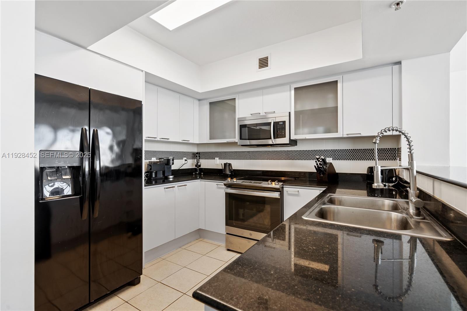 LA PERLA CONDO - Residential Lease