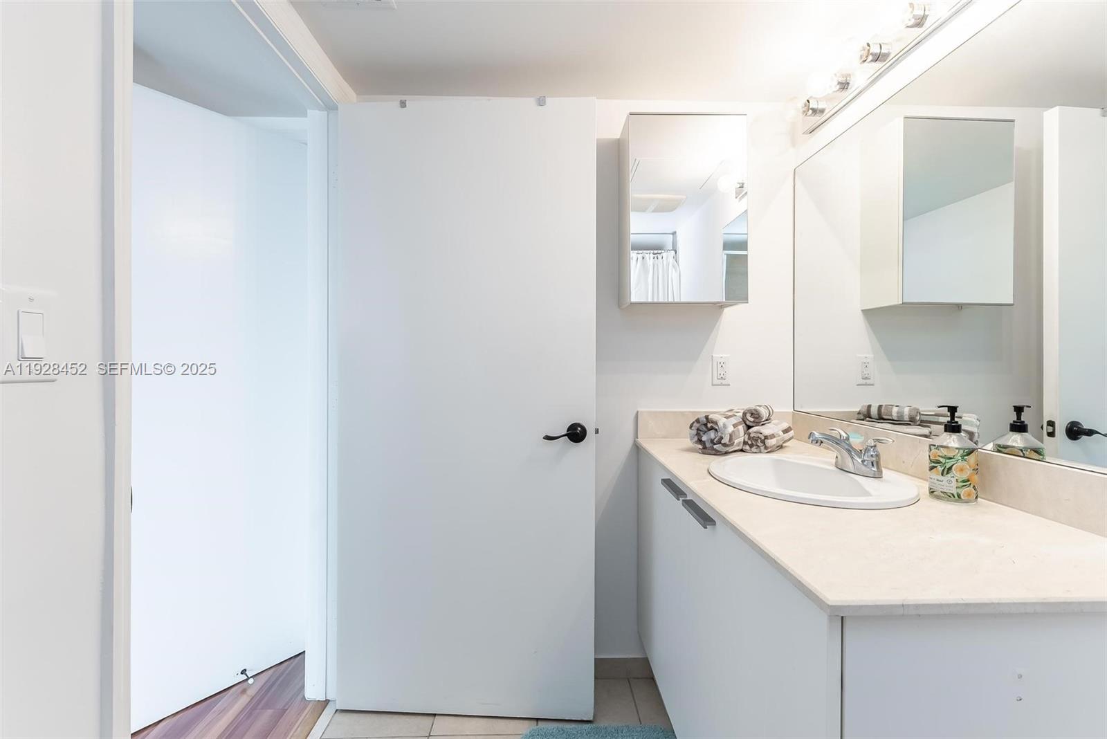 LA PERLA CONDO - Residential Lease