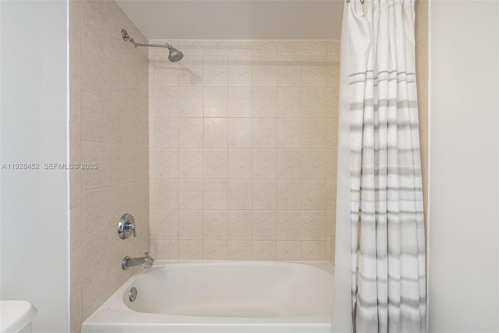 LA PERLA CONDO - Residential Lease