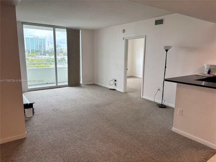 EXCELLENT CONDO IN THE HEART OF AVENTURA. STAINLESS STEEL APPLIANCES AND GRANITE COUNTERTOPS. FULL WASHER AND DRYER IN THE UNIT. INFINITY POOL WITH CABANAS, GYM, JACUZZI, SAUNA. 24TH FRONT LOBBY SECURITY & VALET PARKING. EXCELLENT SCHOOL DISTRICT.