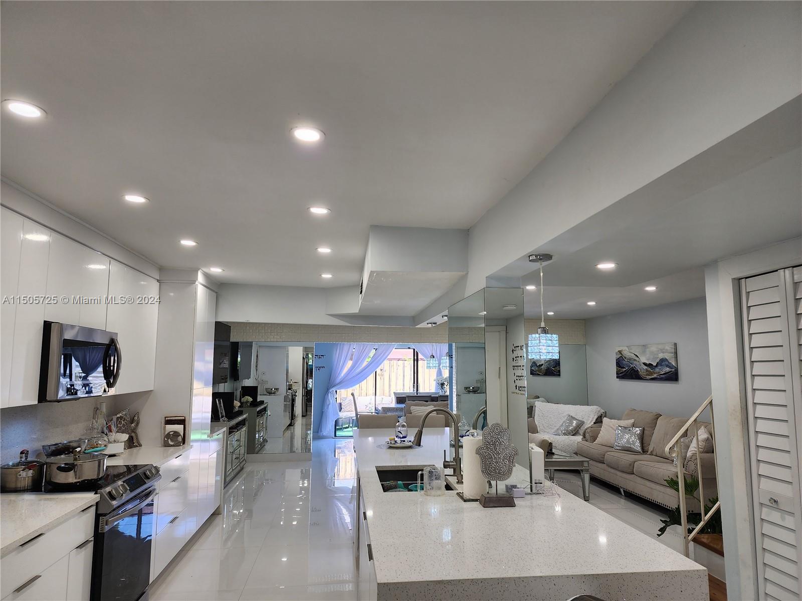 HOLLYWOOD GARDENS CONDOMI - Residential