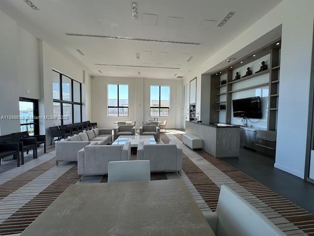 ONE THOUSAND VENETIAN WAY - Residential