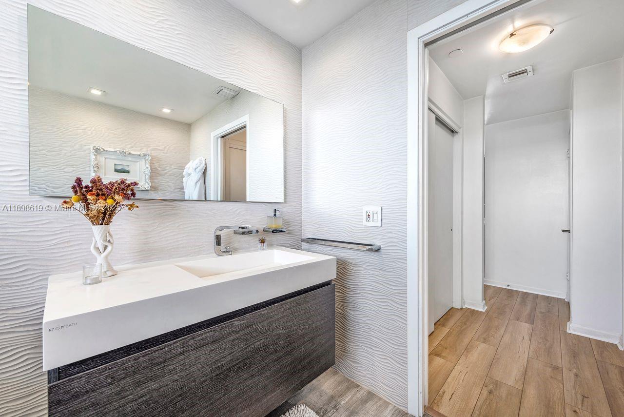 ONE THOUSAND VENETIAN WAY - Residential