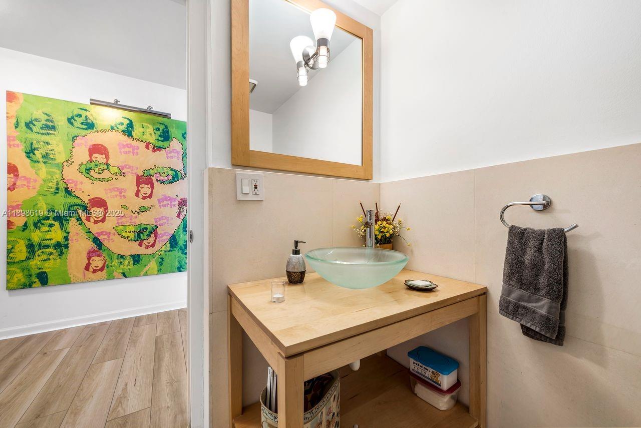 ONE THOUSAND VENETIAN WAY - Residential