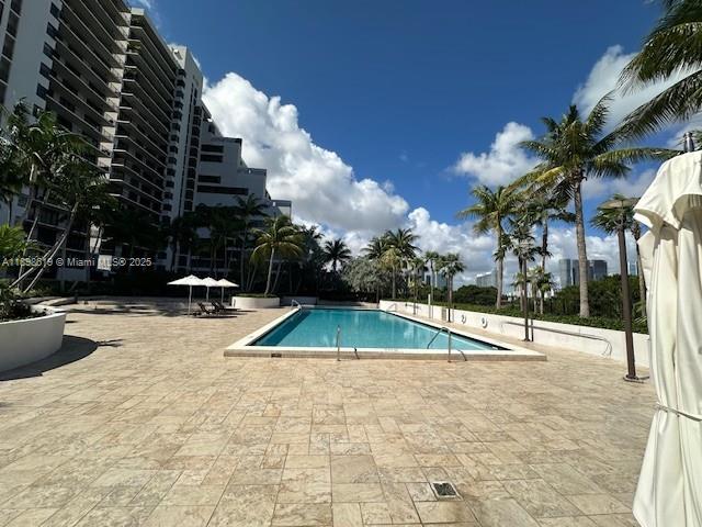 ONE THOUSAND VENETIAN WAY - Residential