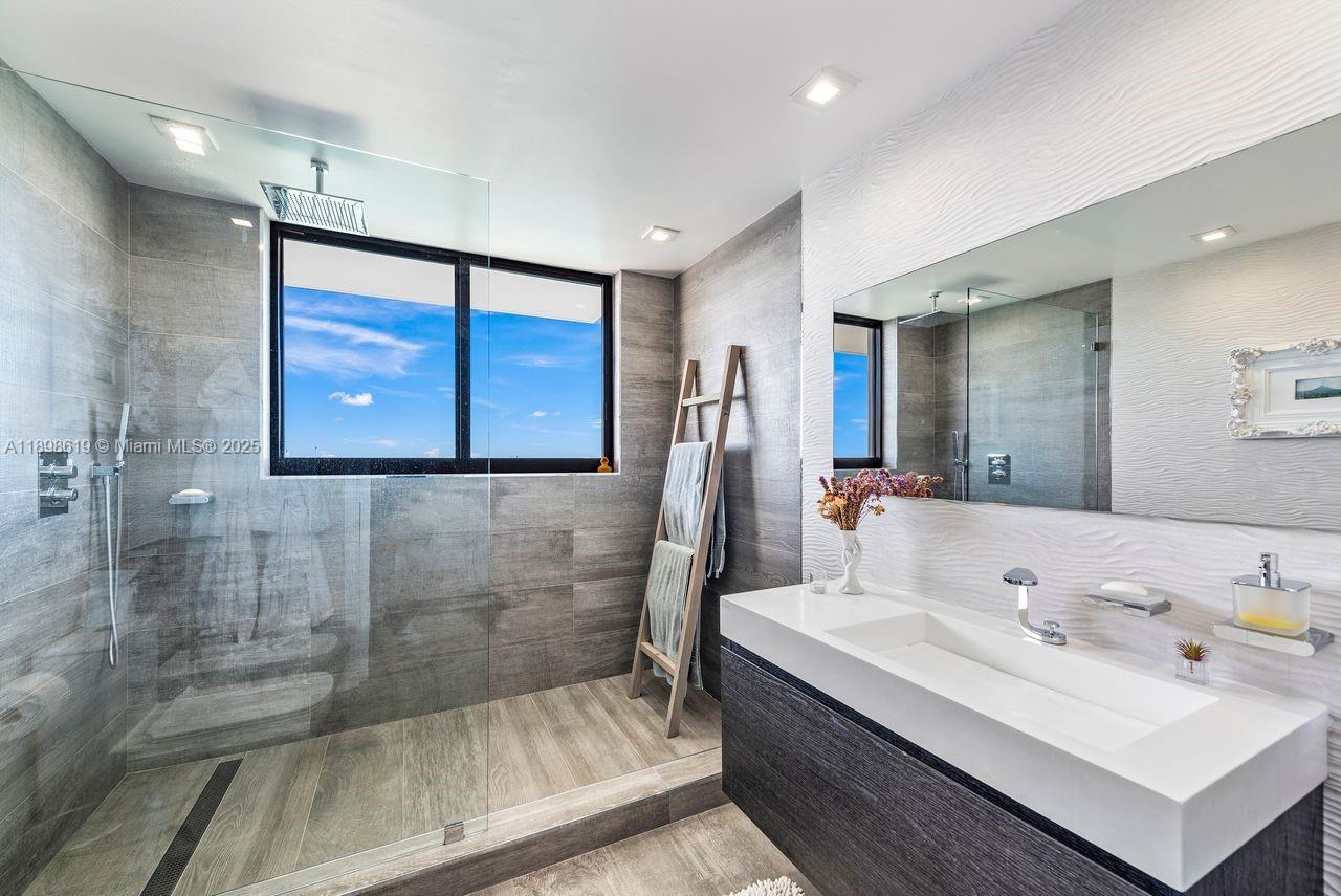 ONE THOUSAND VENETIAN WAY - Residential