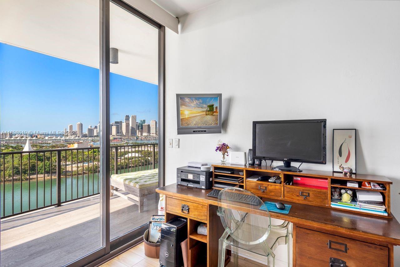 ONE THOUSAND VENETIAN WAY - Residential