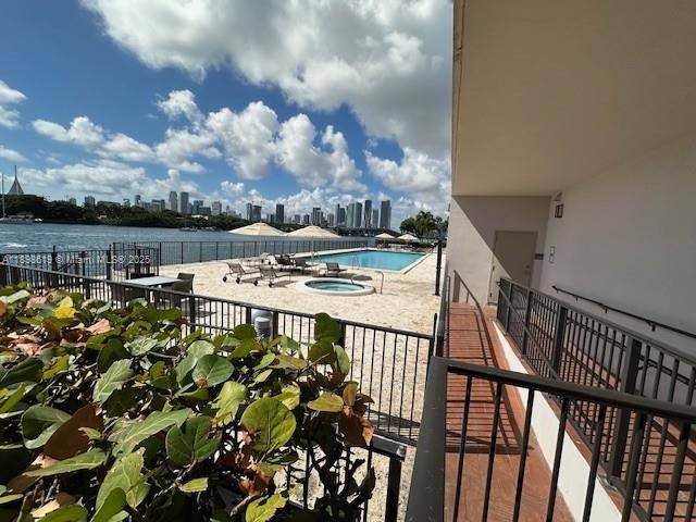 ONE THOUSAND VENETIAN WAY - Residential