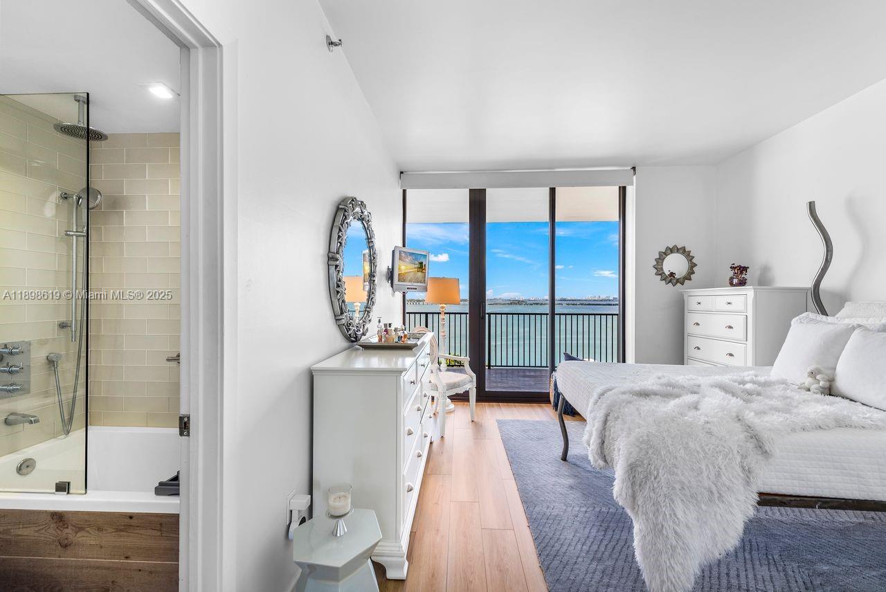 ONE THOUSAND VENETIAN WAY - Residential