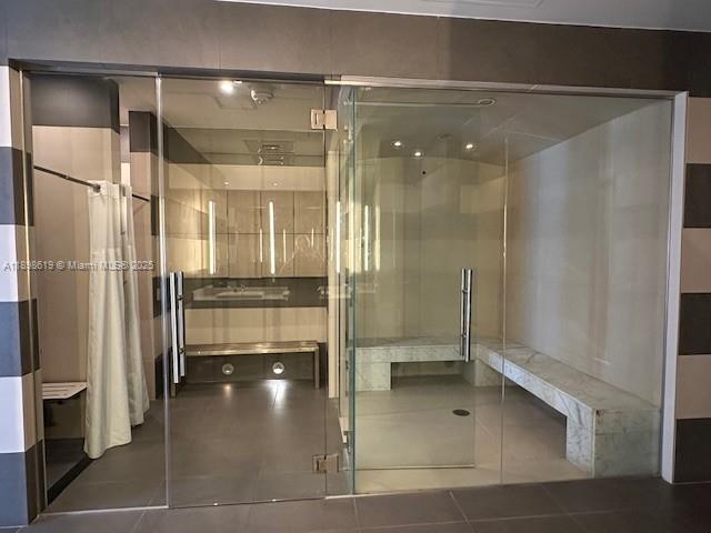 ONE THOUSAND VENETIAN WAY - Residential