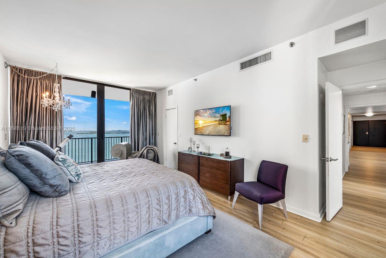 ONE THOUSAND VENETIAN WAY - Residential