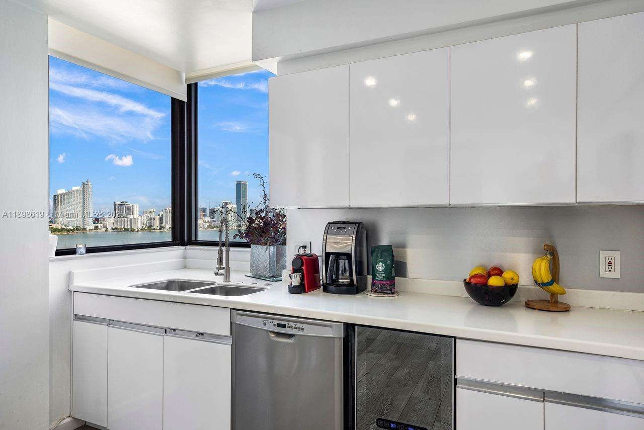 ONE THOUSAND VENETIAN WAY - Residential
