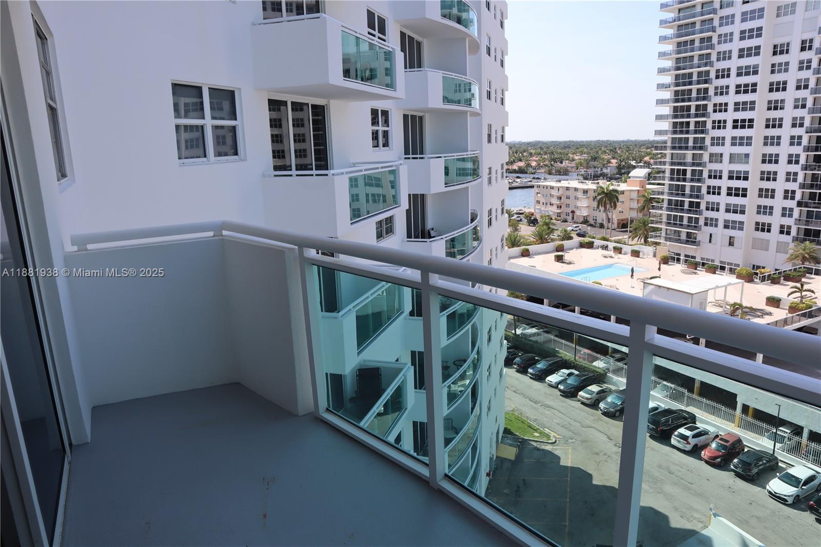 RESIDENCES ON HOLLYWOOD - Residential Lease