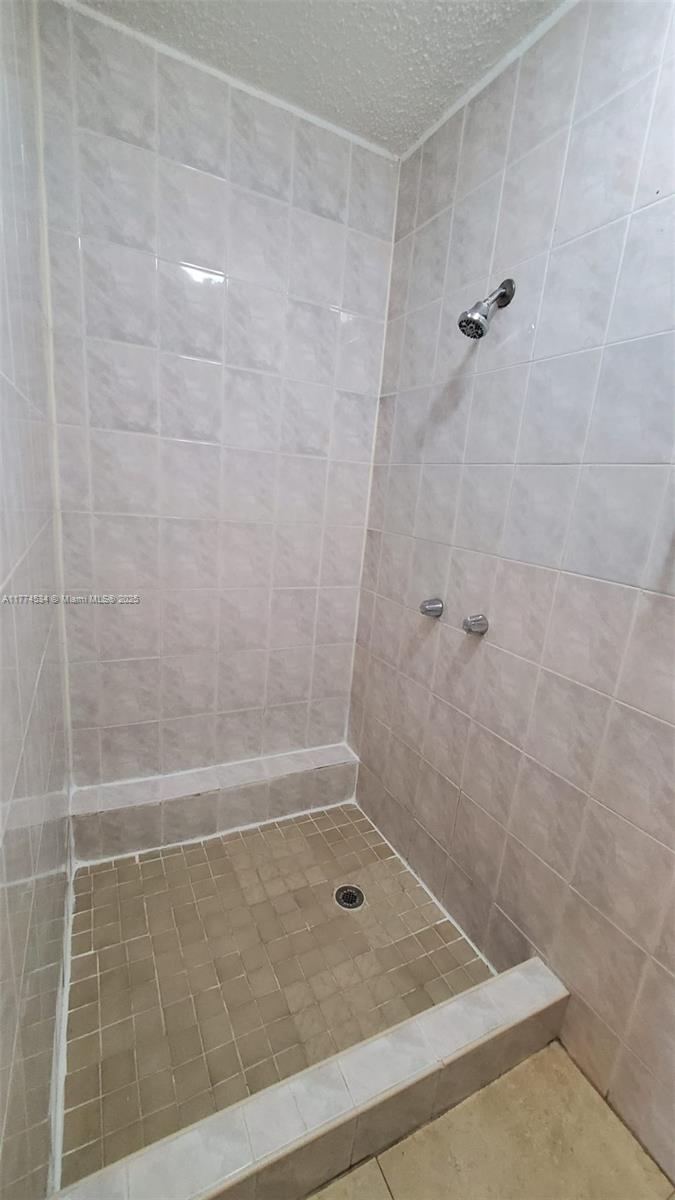 HOLLYWOOD PARK - Residential Lease