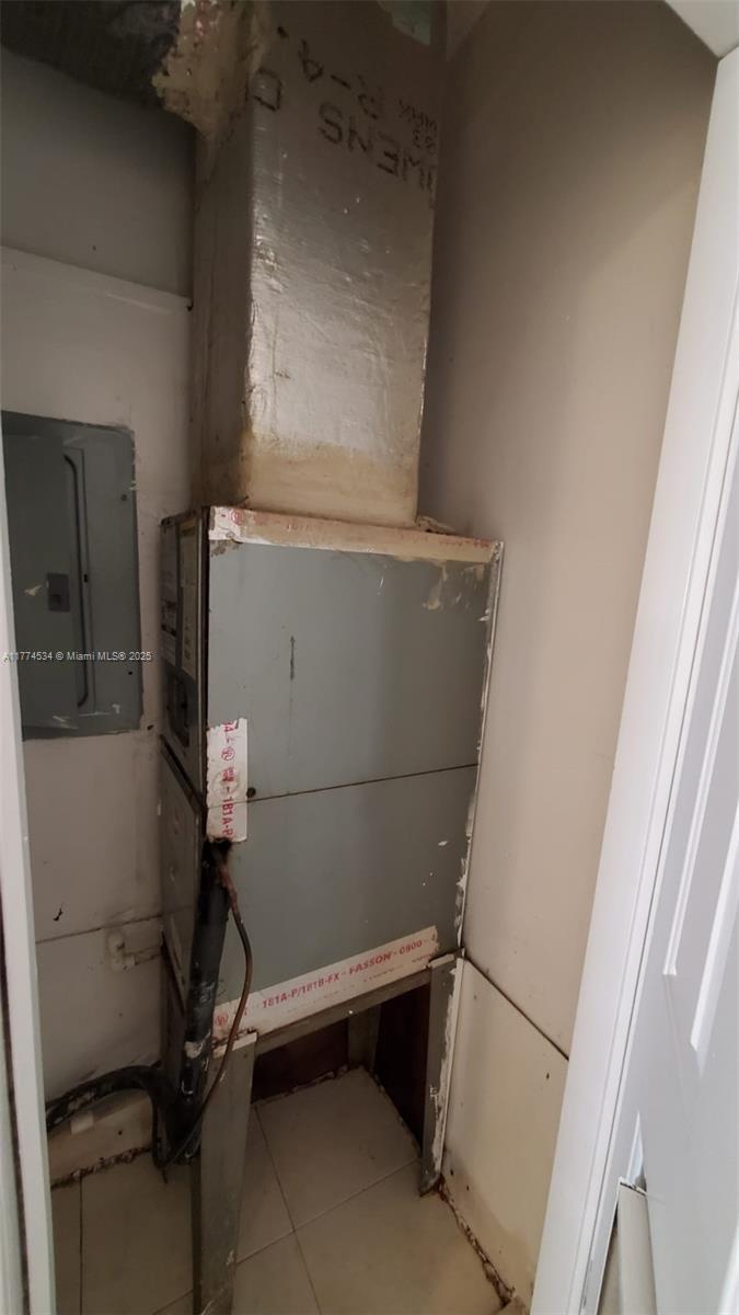 HOLLYWOOD PARK - Residential Lease