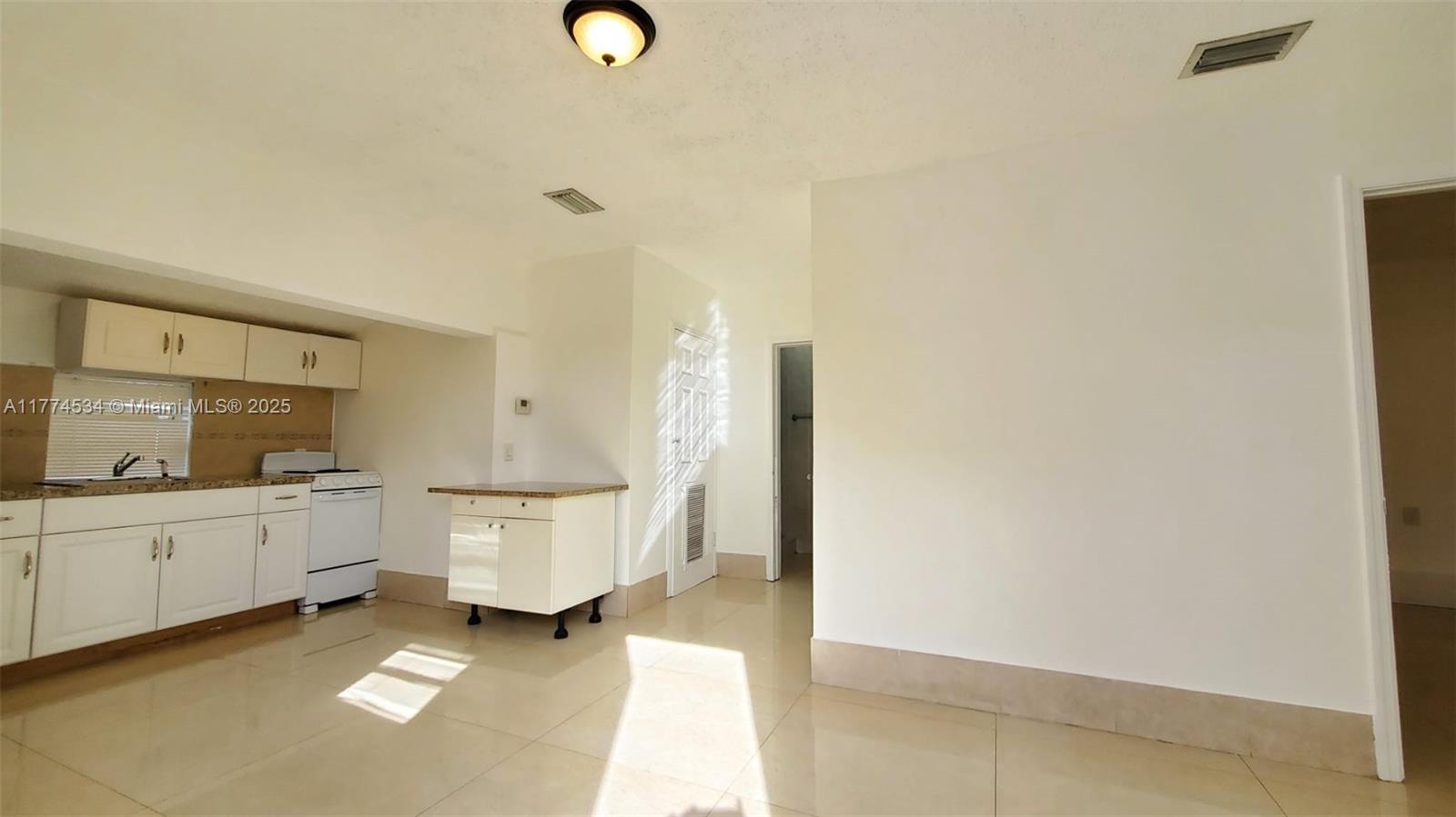 HOLLYWOOD PARK - Residential Lease