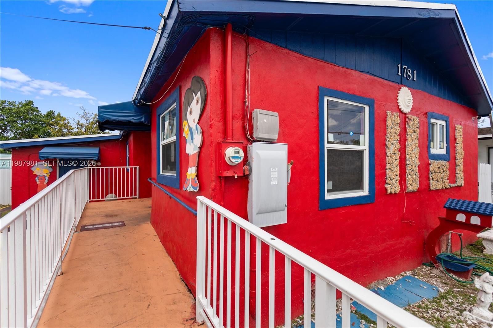 Main image without alt text