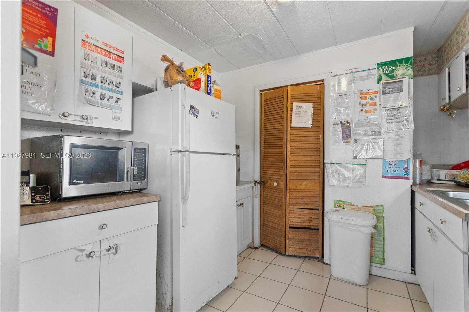 Main image without alt text