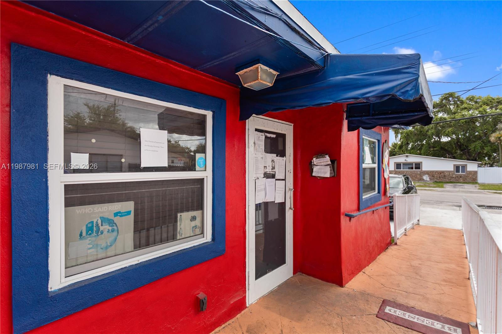 Main image without alt text