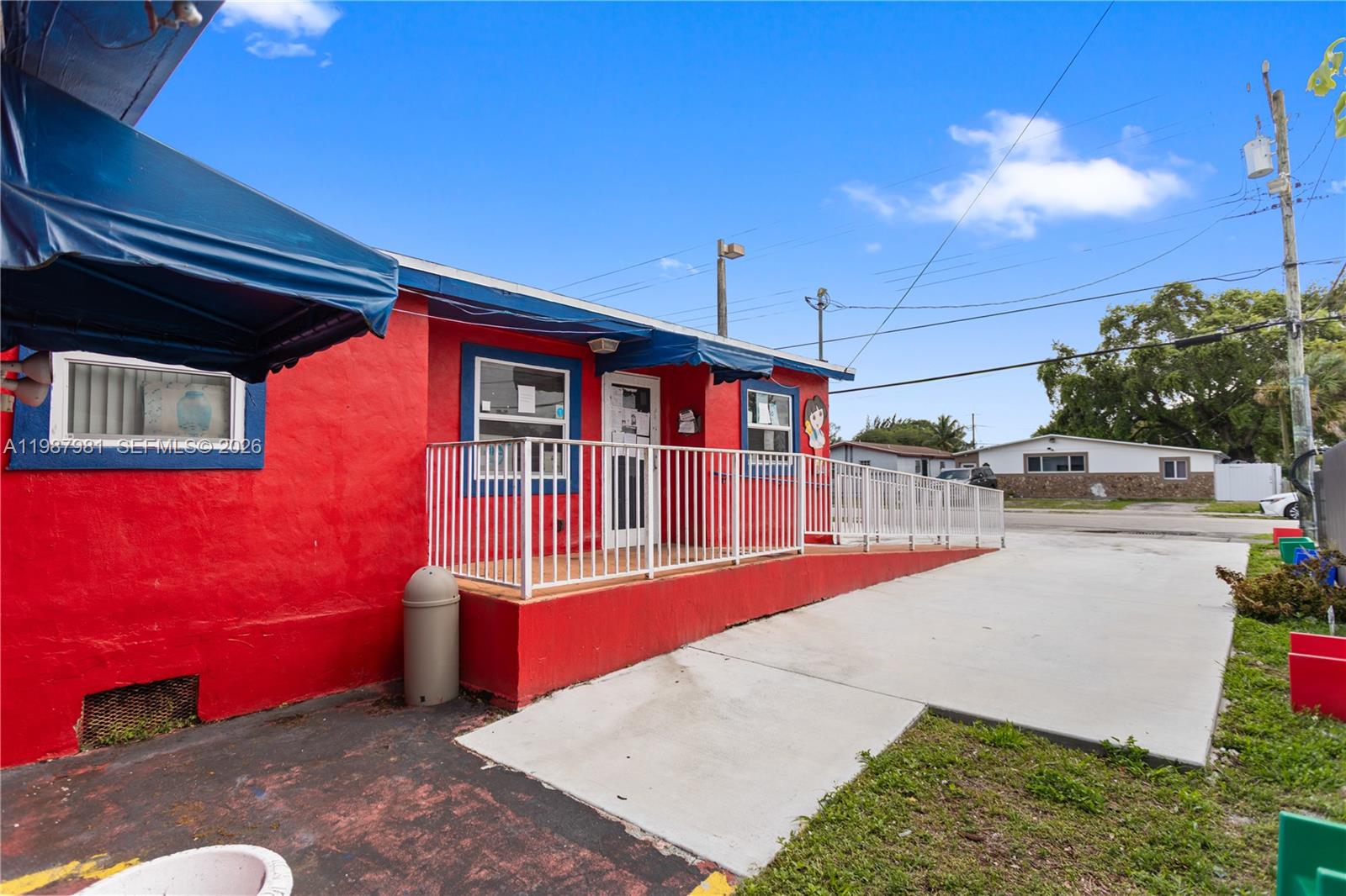 Main image without alt text