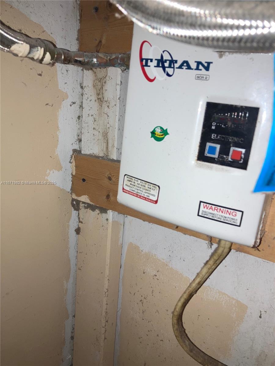 LAKES OF INVERRARY CONDO - Residential